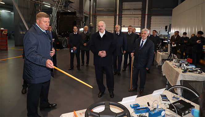 Prezident Lukašenko si prezerá automobilové...