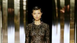 Modelka na prehliadke Fendi Haute Couture - kolekcia Jar-Leto 2021, s ktorou pre značku debutoval Kim Jones. 