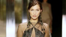 Topmodelka Bella Hadid na prehliadke Fendi Haute Couture - kolekcia Jar-Leto 2021.