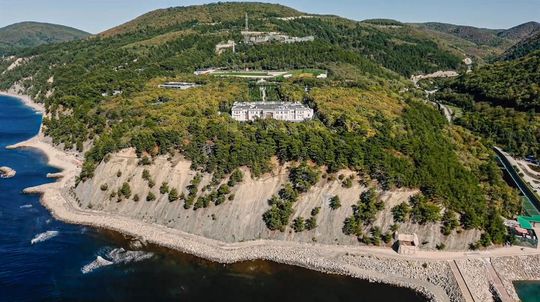 Pri Putinovom paláci vypukol lesný požiar spôsobený dronmi