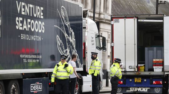 Londýnska polícia zastrelila muža, ktorý sa do domu vlámal s kušou
