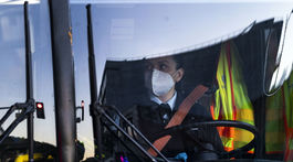 100-ročný britský hrdina sa nakazil covidom, v Európe sa protestovalo