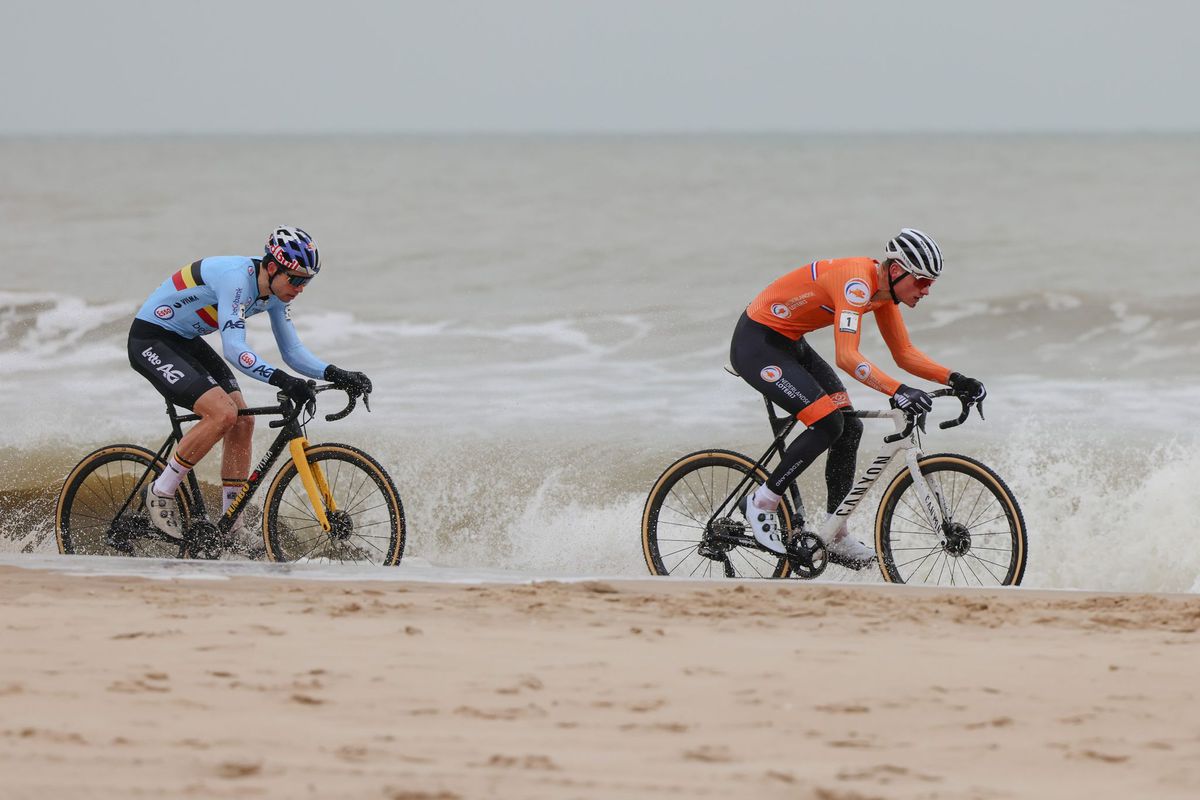 Mathieu van der Poel (vpravo) a Wout van Aert...