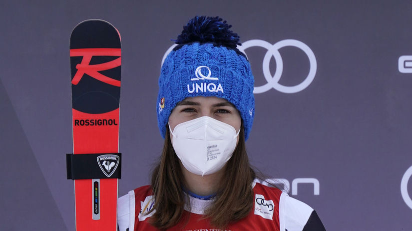 Petra Vlhová s respirátorom na pódiu v Garmischi.