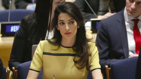 Záber z roku 2017 a právnička Amal Clooney.
