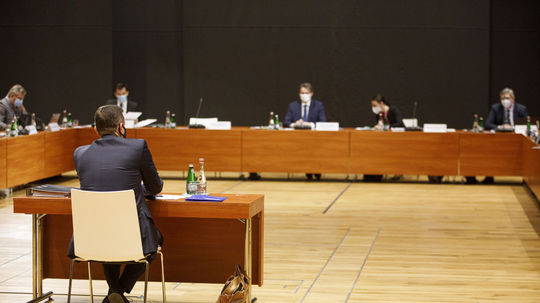 Advokát Daniel Lipšic (chrbtom) počas vypočutia...