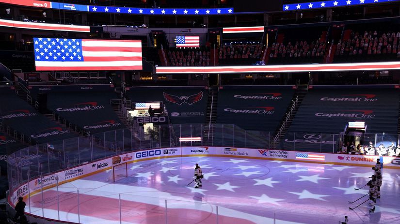 Jaroslav Halák so spoluhráčmi z Bostonu počas...