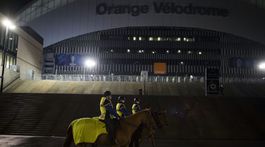 Šokujúci útok fanúšikov, koniec trénera po konflikte. V Marseille to vrie