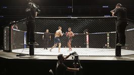 Nepochopiteľný skrat rozpútal melu. Rus po triumfe šmaril súpera o zem