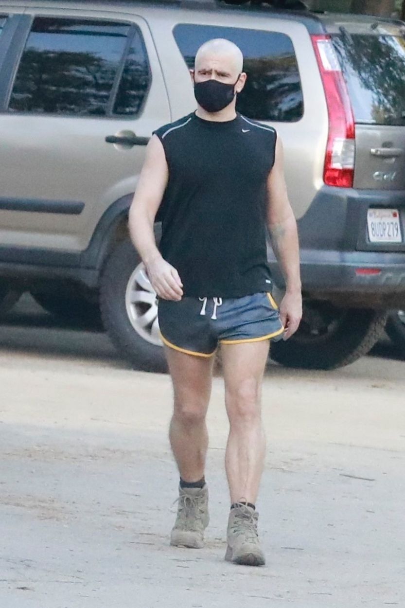 Herec Colin Farrell v uliciach Los Angeles s...