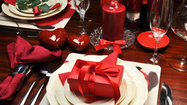 Ako prestrieť stôl na Valentína? Ohúriť môžete pompéznosťou aj jediným detailom