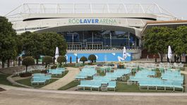 Austrália hore nohami. V hoteli sa objavil COVID, stovky hráčov zamkli v izbách