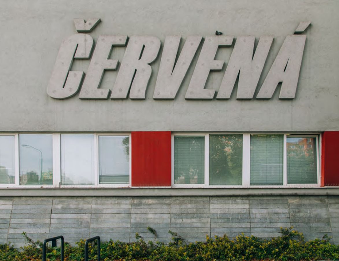 Červená pošta v Petržalke, Mlynarovičova ulica.