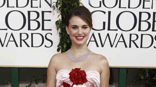 Herečka Natalie Portman v roku 2011 v kreácii...