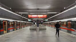 Prázdna stanica metra v Prahe.