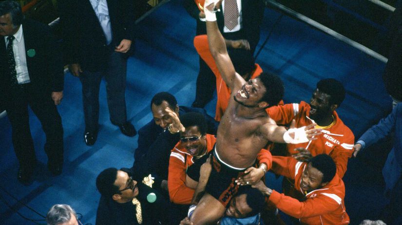 Leon Spinks oslavuje triumf nad Muhammadom Alim...