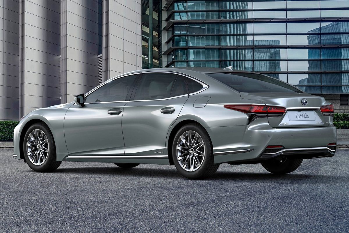 Vzadu je opäť „vybrúsený“ nárazník a nová...