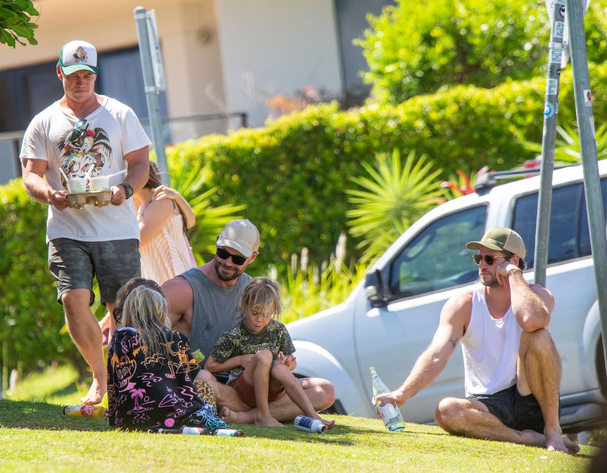 Chris a Liam a Luke Hemsworth v Byron Bay, pri...