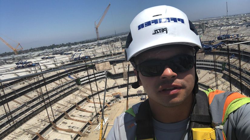 Michal Papuča na rozostavanej streche štadióna...