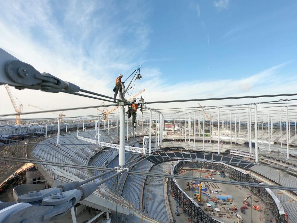 Práce na streche štadióna SoFi.