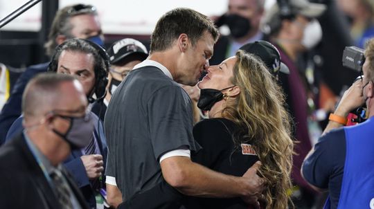 Tom Brady bozkáva nežne svoju manželku Gisele...