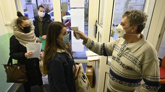 Študentky sa preukazujú negatívny testom na...