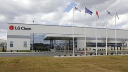 Poliaci budujú najväčšiu batériovú továreň sveta