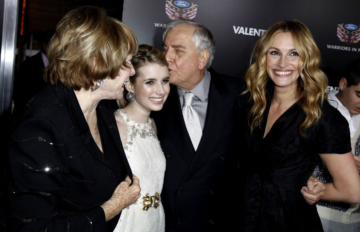 Zľava: herečka Shirley MacLaine, Emma Roberts,...