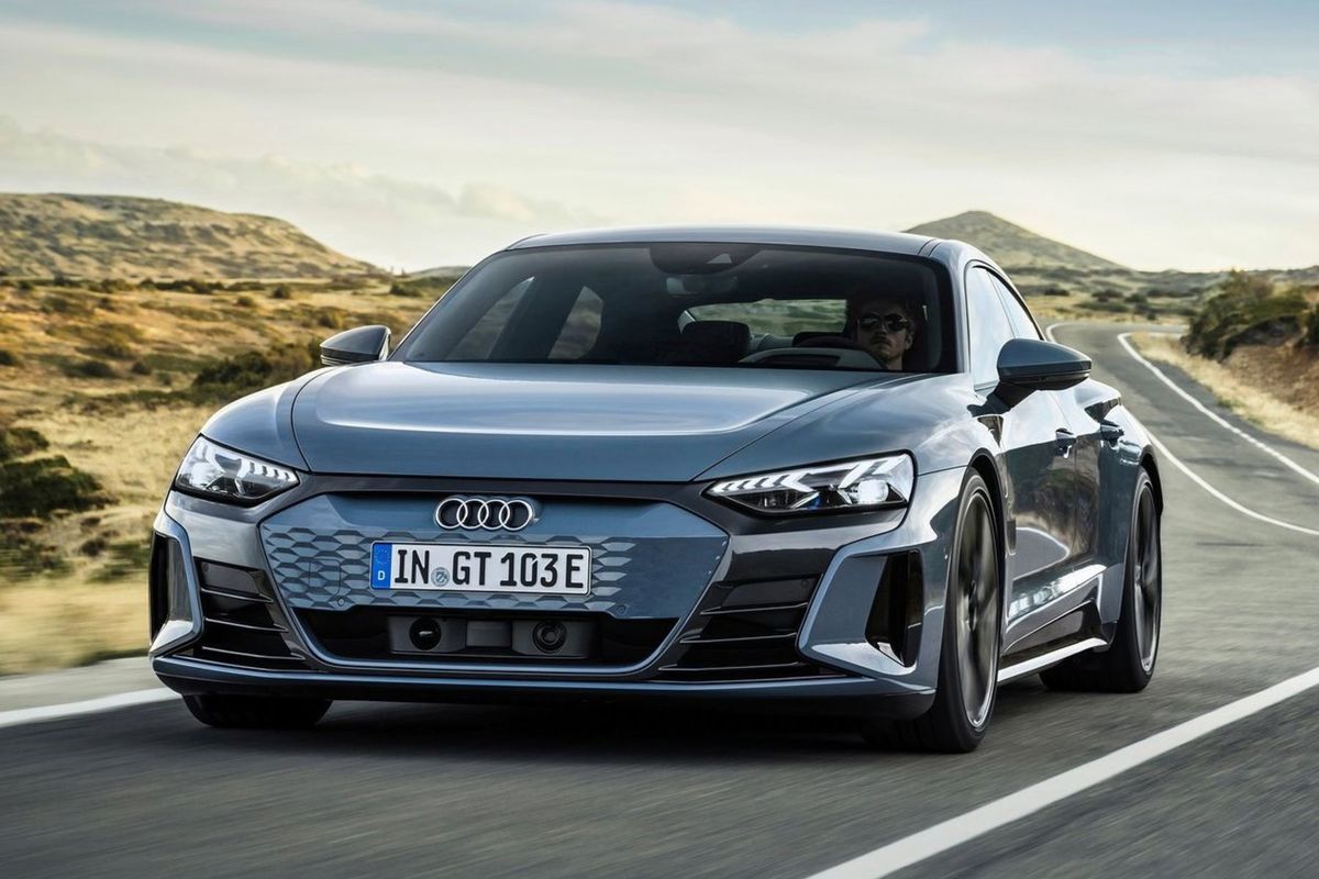 Audi e-tron GT je štíhle 4-dverové kupé...
