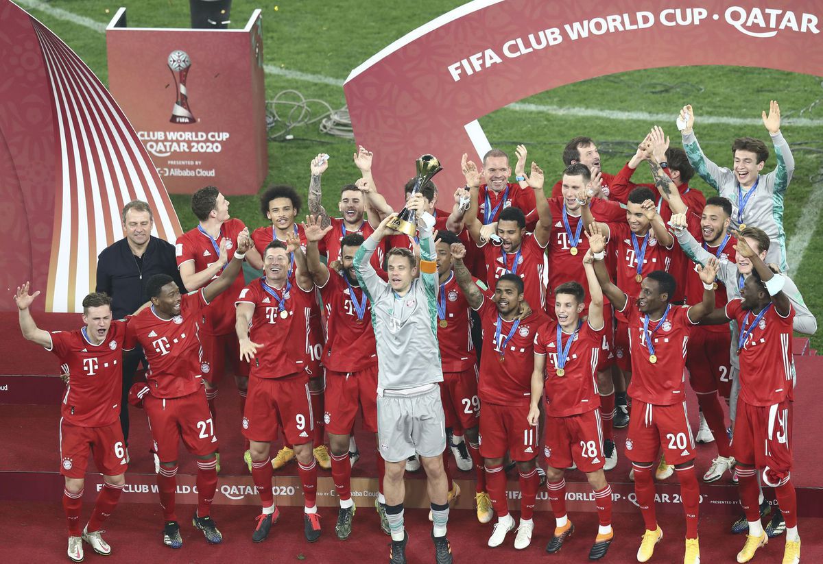 Futbalisti Bayernu s víťaznou trofejou z MS...