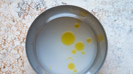 Upchali ste odtok v kuchyni? Tieto veci do umývadla nepatria