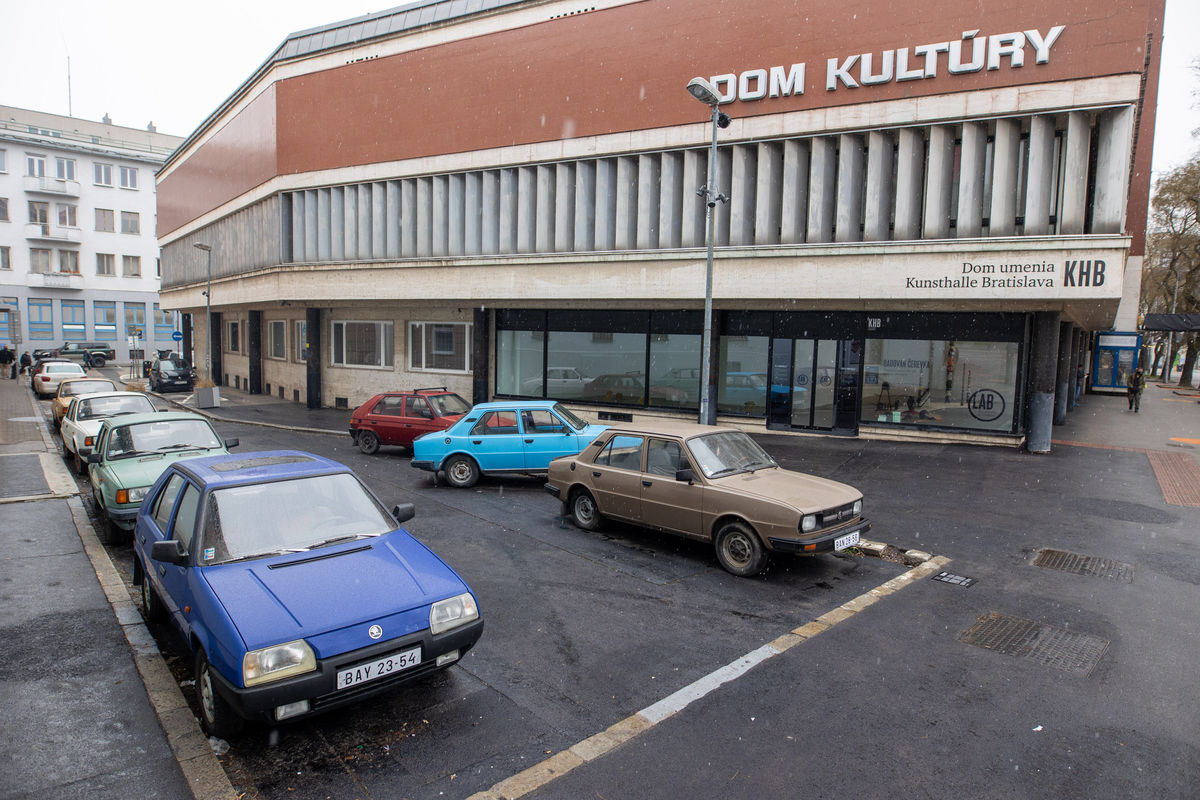 Výstava SK Parking - sedem starých áut značky...