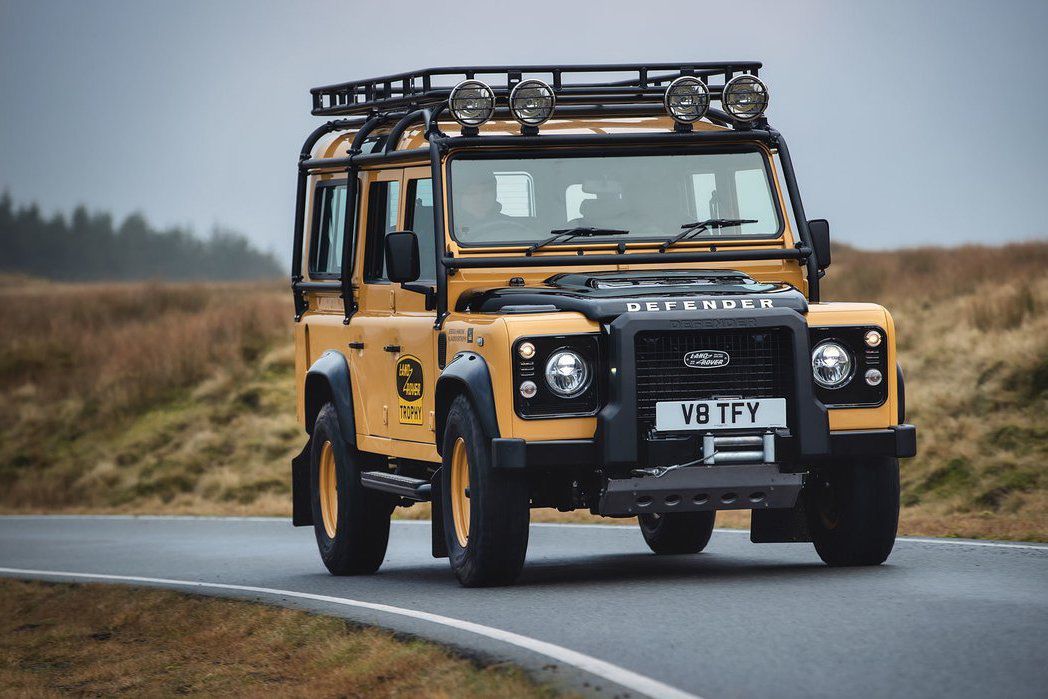 Z Defenderu Works V8 Trophy vznikne len 25...