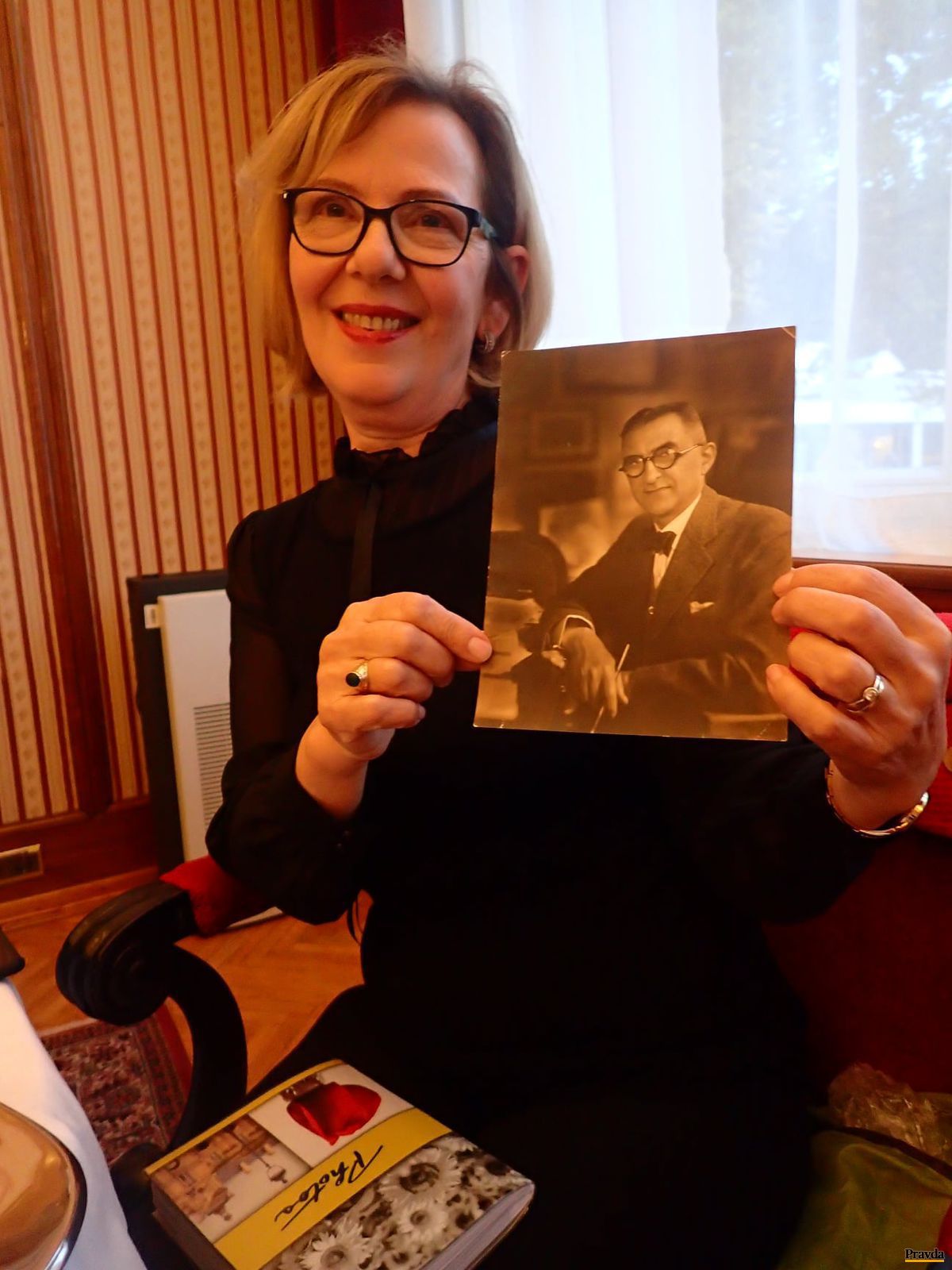 Katarína Frátriková s fotografiou svojho...