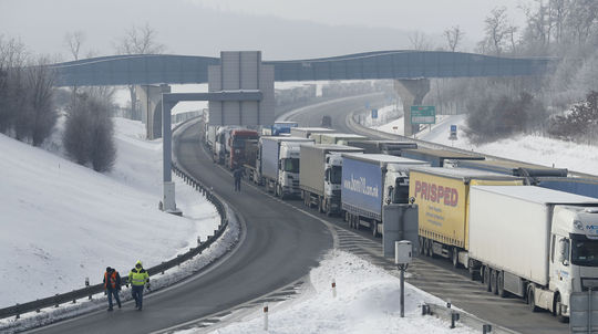 Kamióny čakajú pri Ústí nad Labem pred...