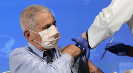 Anthony Fauci počas očkovania proti koronavírusu.