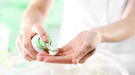 Pena na holenie a jej využitie v domácnosti! 3 skvelé tipy na čistenie