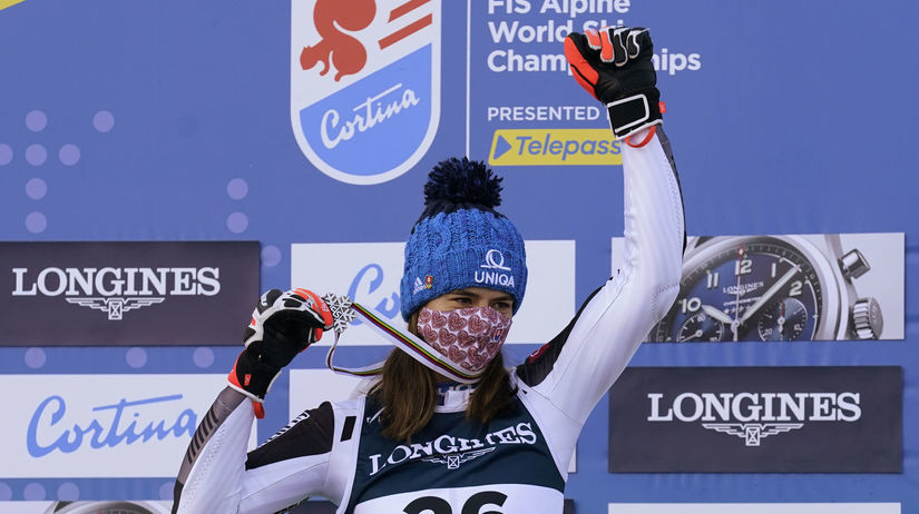 Petra Vlhová pózuje so striebornou medailou z...