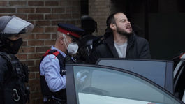 Raper, ktorý urazil španielskeho kráľa, sa skryl na univerzite! Už je v rukách polície