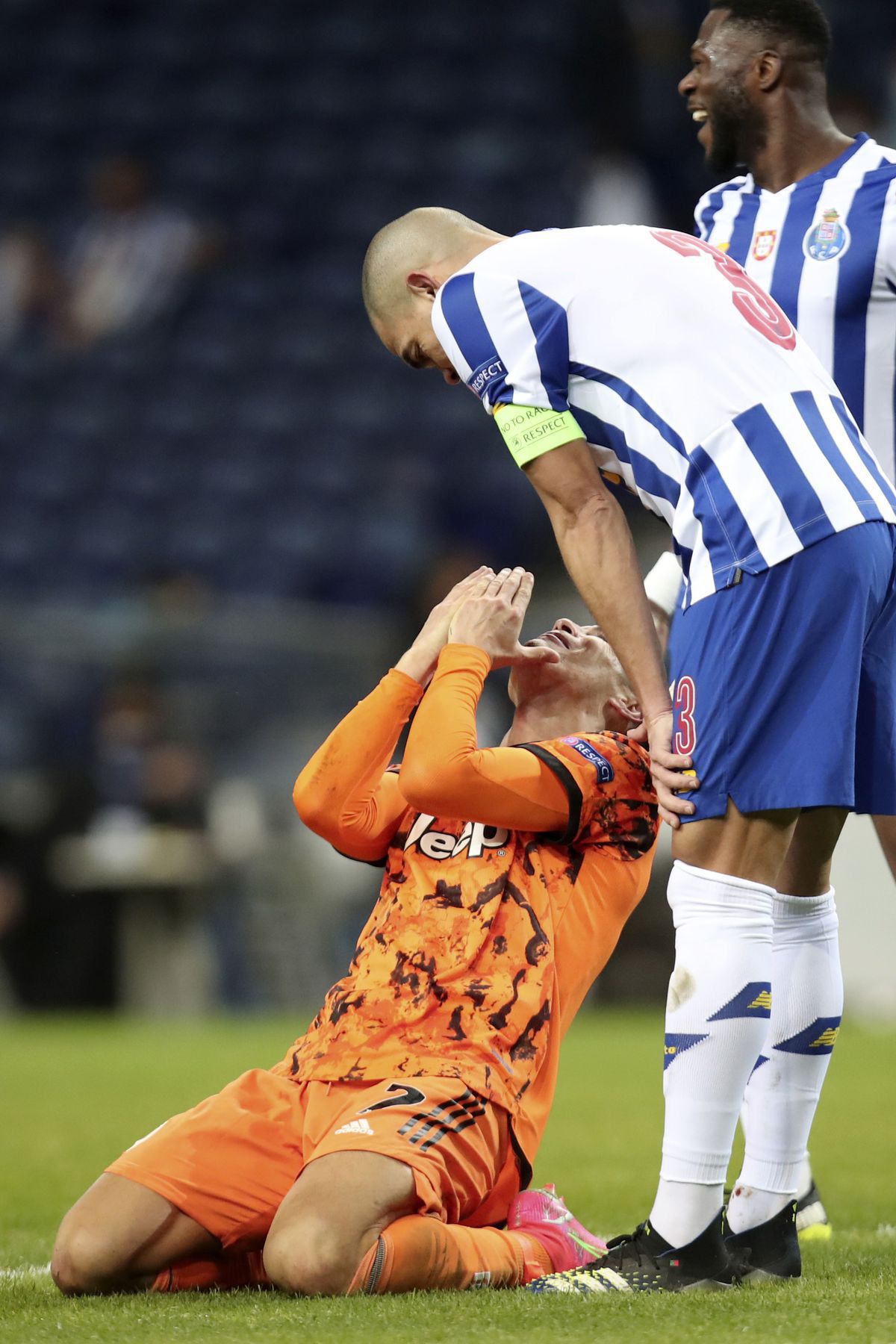 Cristiano Ronaldo kľačí pri bývalom...