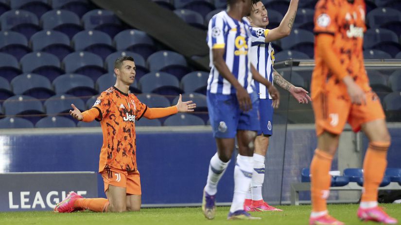 Frustrovaný Cristiano Ronaldo počas zápasu v...