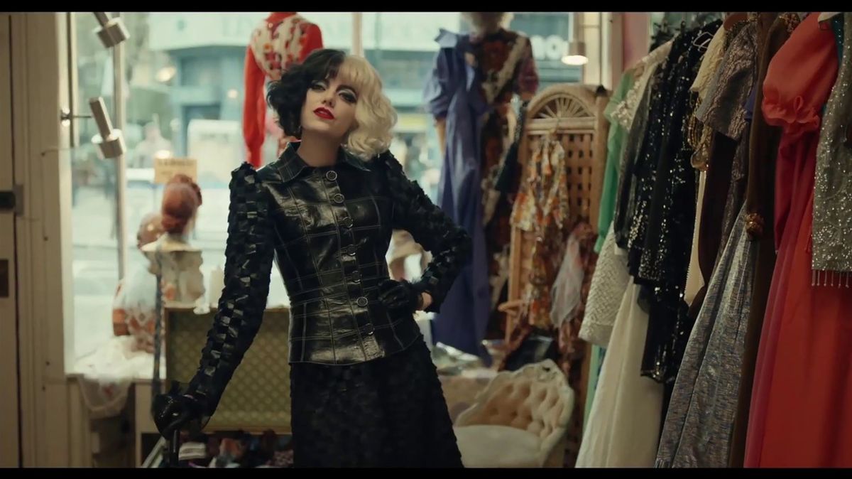 Emma Stone ako Cruella de Vil (2021).