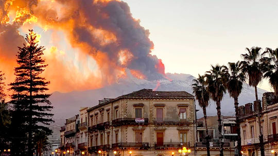 Sopka Etna na talianskom ostrove Sicília chŕli...