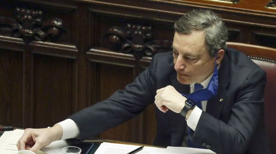 Draghiho vláda získala dôveru, môže sa chopiť moci