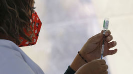 Vakcínou od AstraZenecy sa očkuje napríklad aj...