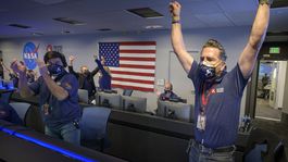 Radosť v riadiacej miestnosti NASA po úspešnom...