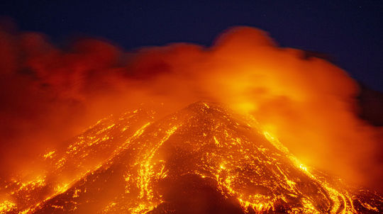 Sopka Etna znova chrlila lávu a popol