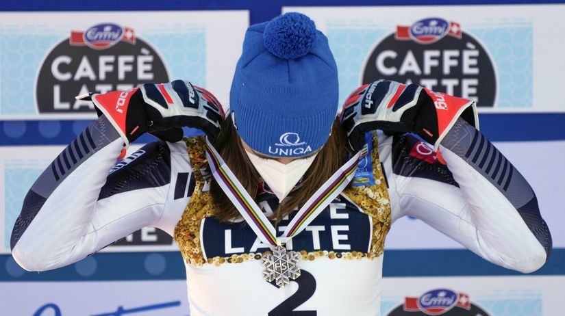 Petra Vlhová so striebornou medailou zo slalomu.