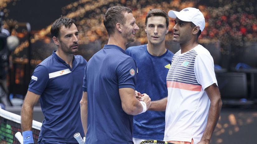 Víťazi prijímajú gratuláciu od porazených.