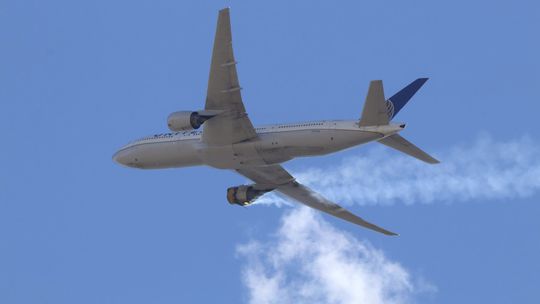 USA sprísnili kontroly Boeingov s motorom, aký začal horieť